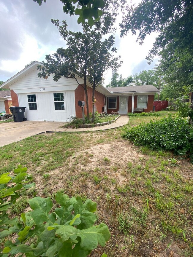 Building Photo - Charming 5 Bedroom House Bethany Oklahoma