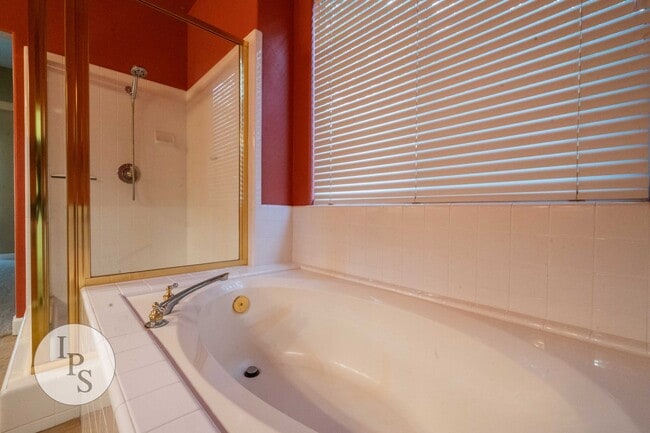 Building Photo - North Fresno Home, 4BR/3BA, in CUSD - Lots of Amenities!
