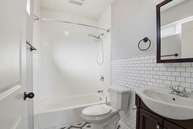 Building Photo - 1614 W 39th Pl