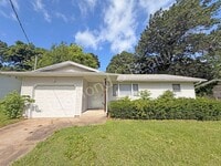 Building Photo - Great Location - 3 bedroom home available!