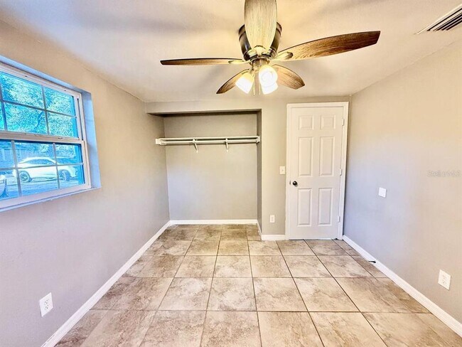 Building Photo - 2406 S 69th St