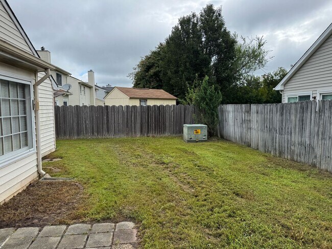Building Photo - LANDSTOWN MEADOWS