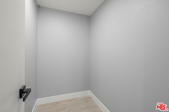Building Photo - 441 N Oakhurst Dr