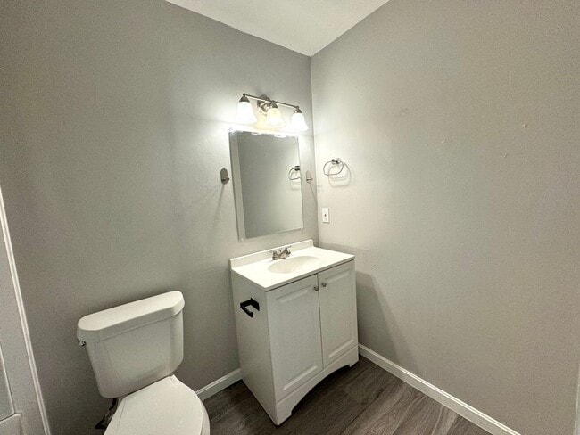 Building Photo - 3 bedroom 2 bathroom Duplex!