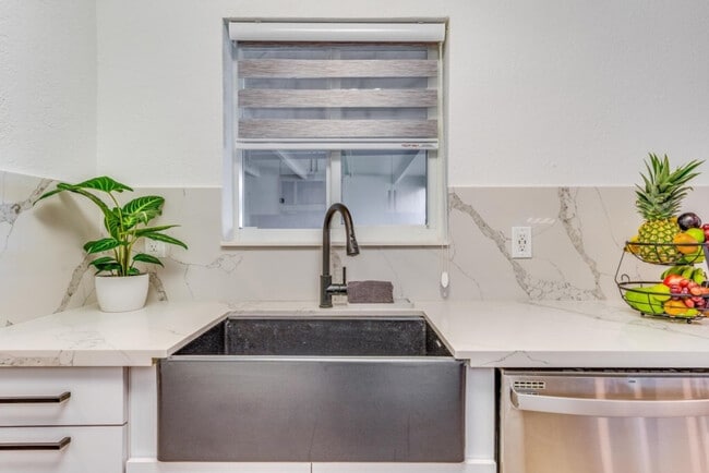 Building Photo - 834 SW 14th Ct