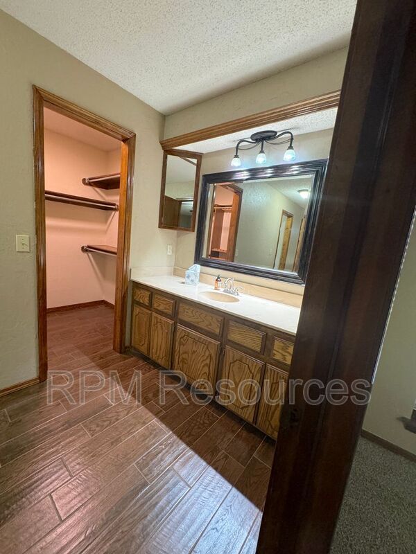 Building Photo - 12000 Hollyrock Dr