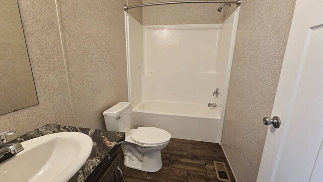 Building Photo - 2233 E Maywood St