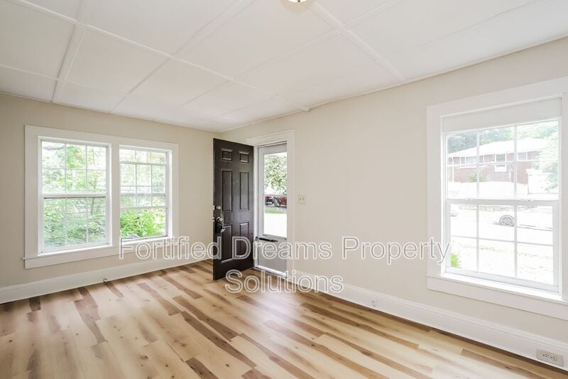 Building Photo - 2218 Greenway Ave NW