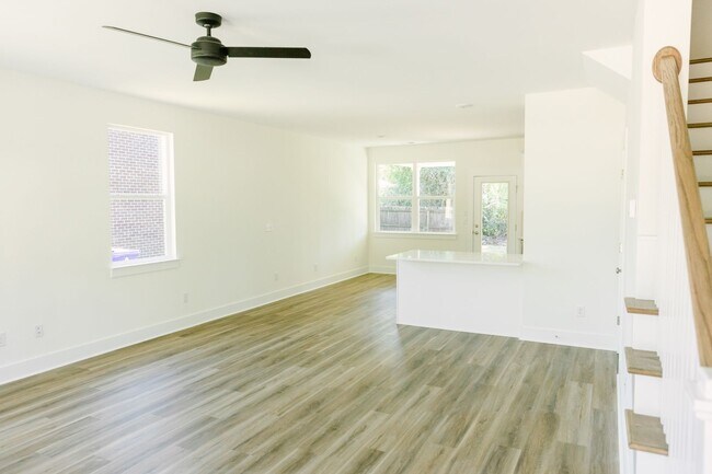 Building Photo - 3BD/2.5BA TOWNHOUSE-Walking Distance to Avondale, Greenway and Short Drive to Downtown Charleston...