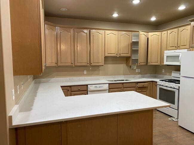 Building Photo - 3 Bedroom 2.5 Bathroom Apartment in Provo!