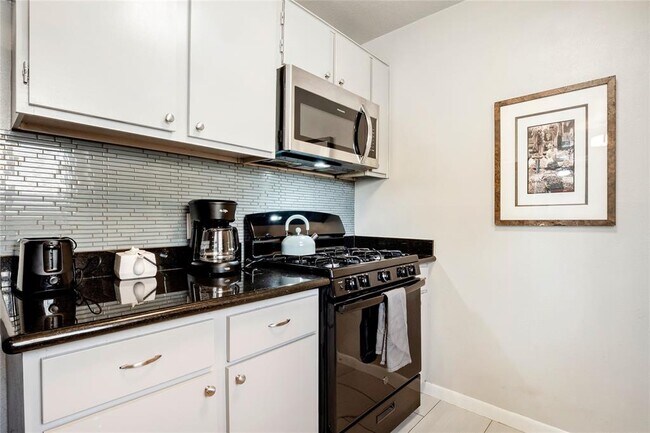 Building Photo - 7203 Barnsdale Way