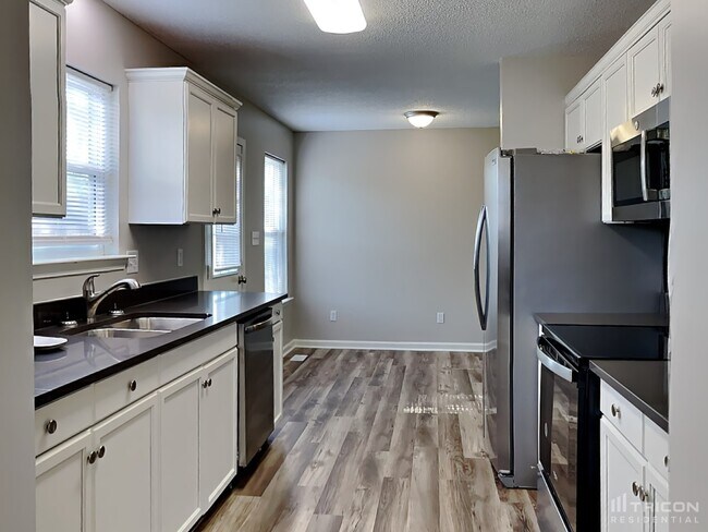 Building Photo - 2425 Saluda Dr