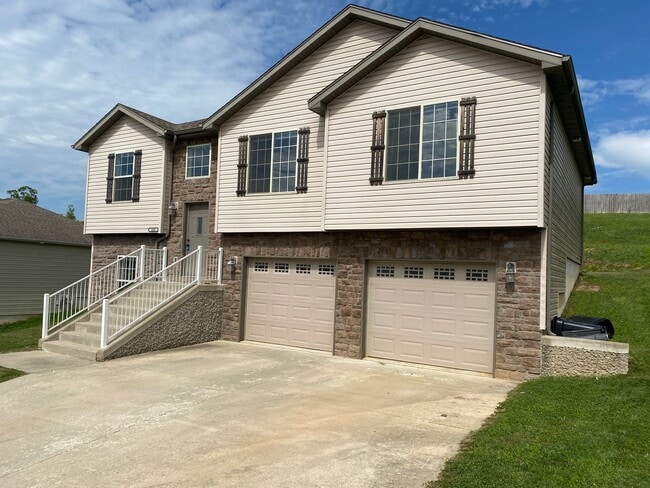 Building Photo - 3 bedroom, 3 bathroom home located in Brus...