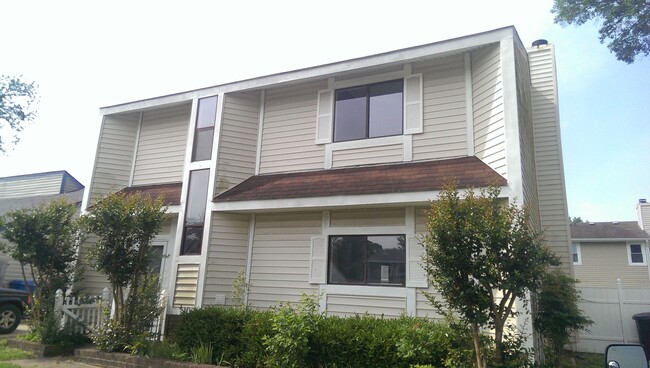 Building Photo - 3 bedroom, 2.5 bath single family home in ...