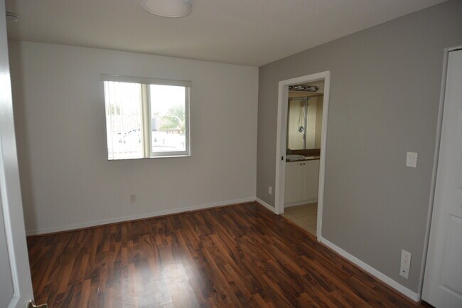 Building Photo - 324 NE 3rd St