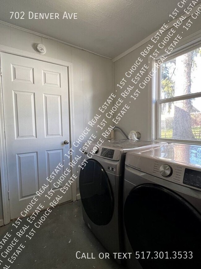 Building Photo - 3-BDR 1-BTH House with New Kitchen & New C...