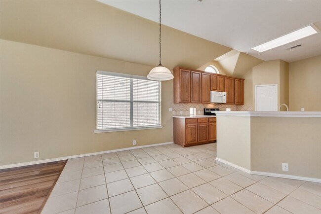 Building Photo - 2600 Spring Dr