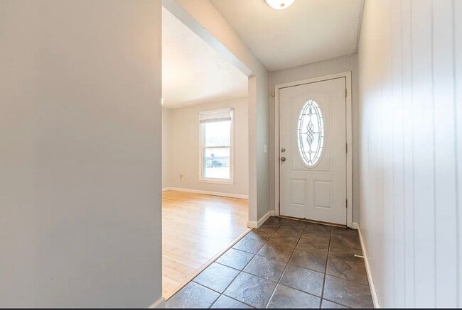 Building Photo - 3 Bed 2 Bath 2 Car Garage Home Available 07/01/2026!!