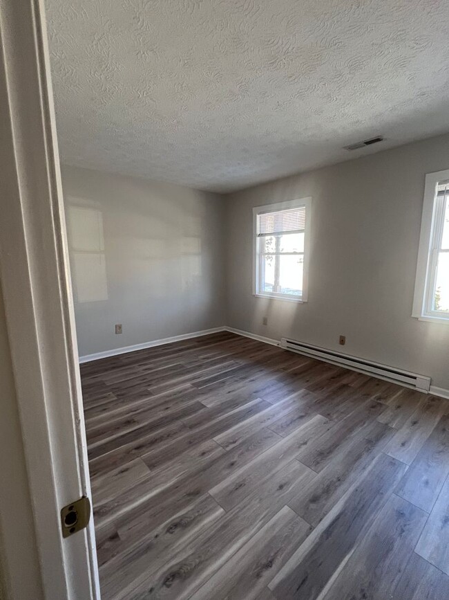 Building Photo - 3 Bedroom/ 1.5 Bath with large fenced in y...