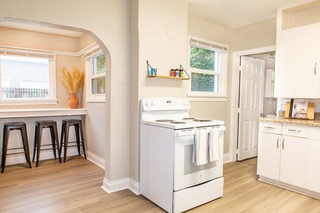 Building Photo - Cozy 2-Bedroom Home Near Sacred Heart, Shriners, and Deaconess