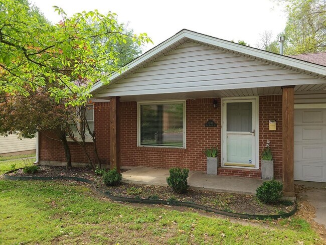 Building Photo - Updated, trendy and Ready for move in! 2 beds 1 bath, gas range, Park within walking distance!