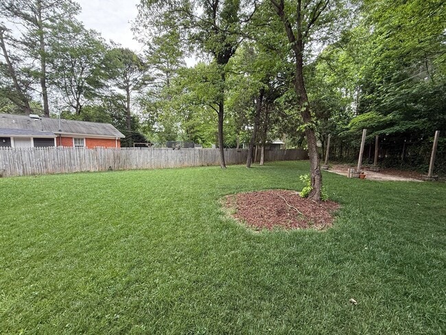 Building Photo - Beautiful Three Bedroom Home in Plaza Midwood!