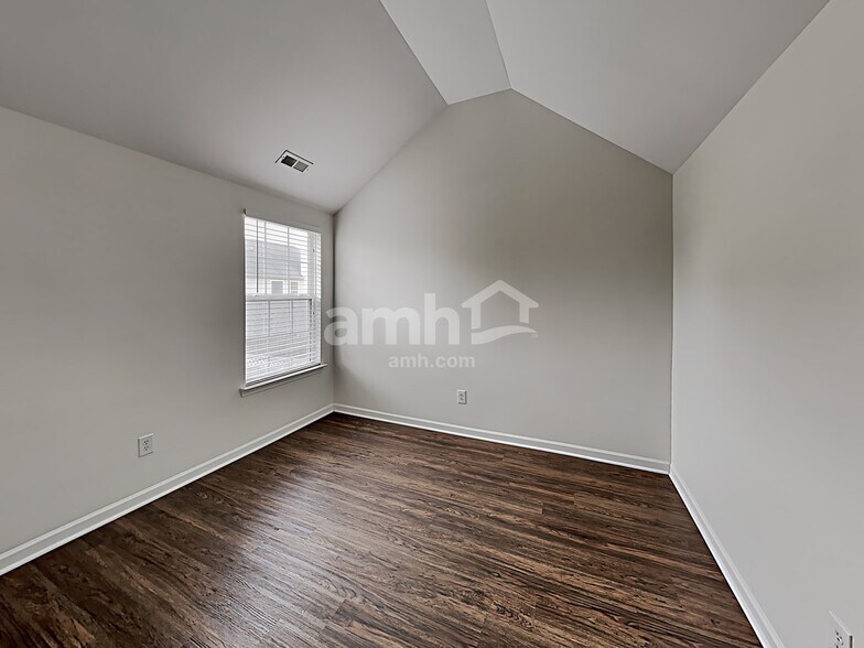 Building Photo - 1568 Pebble Ridge Dr