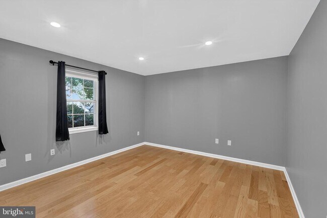 Building Photo - 7742 New Providence Dr