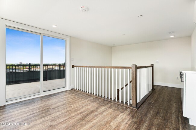 Building Photo - 521 Lake Ave