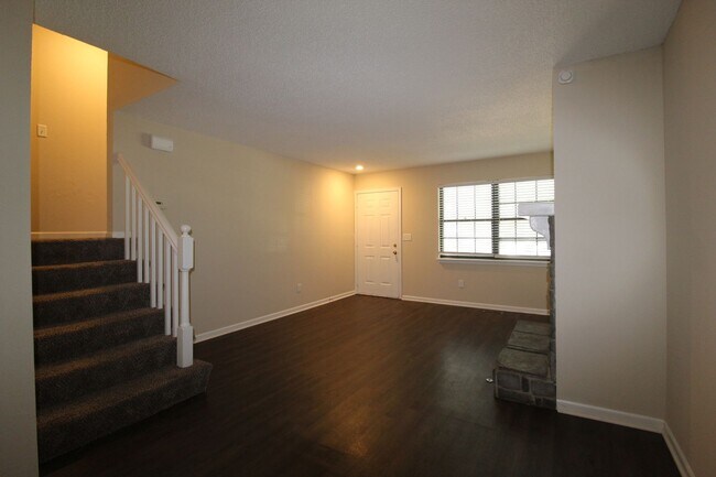 Building Photo - 115 N Saxony Dr
