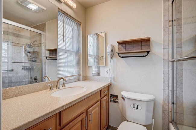 Building Photo - Beautiful 2 Bedroom Townhome in Guard-Gated Community – Prime Location!
