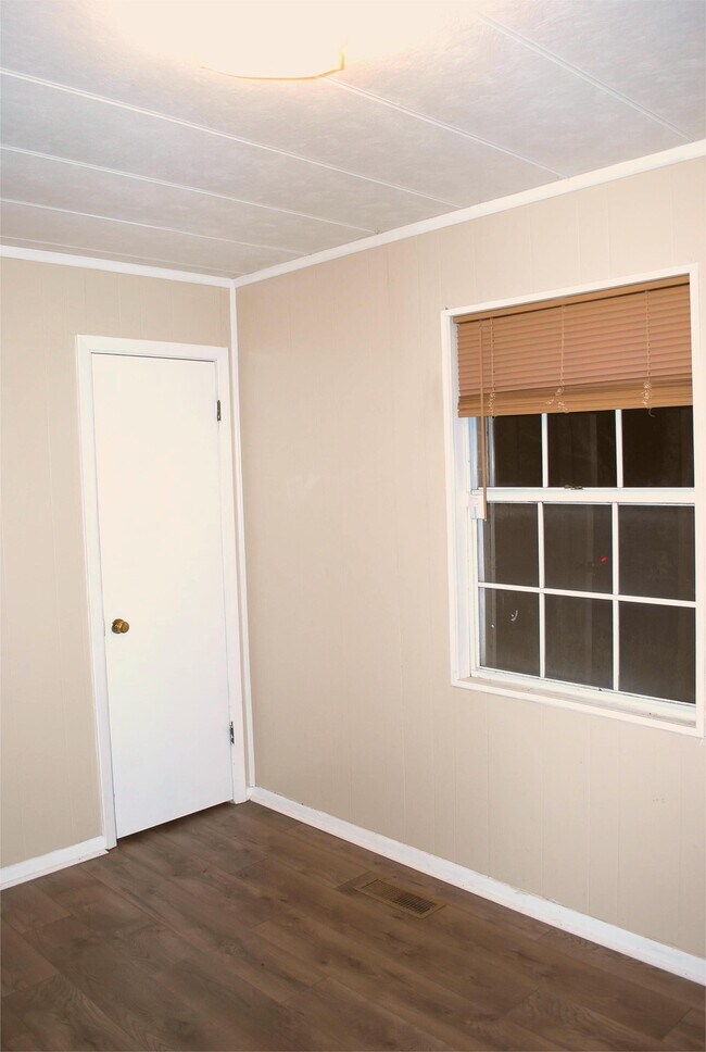 Building Photo - 3105 Pineview Dr SW