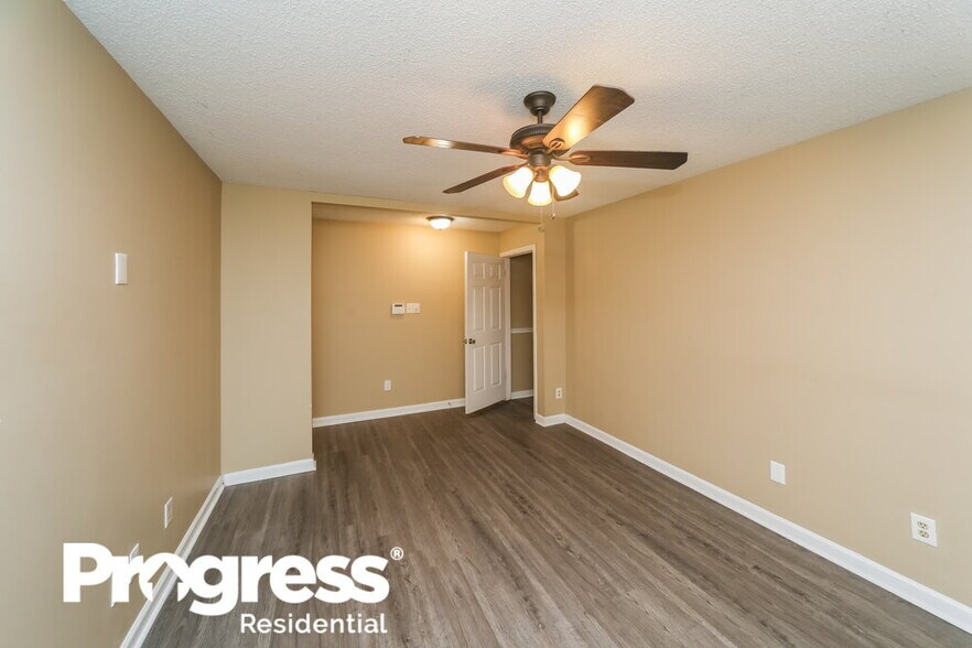 Building Photo - 5689 Riverhead Ave