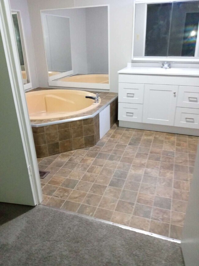 Building Photo - 3000 Poplar St