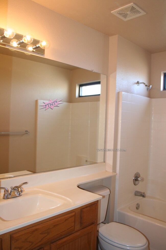 Building Photo - Home in Cliff Rose HOA ~ Winter Special!!