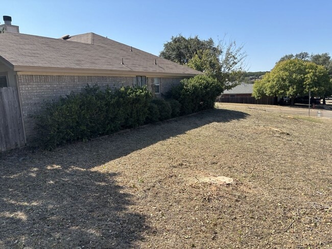 Building Photo - 1312 Leader