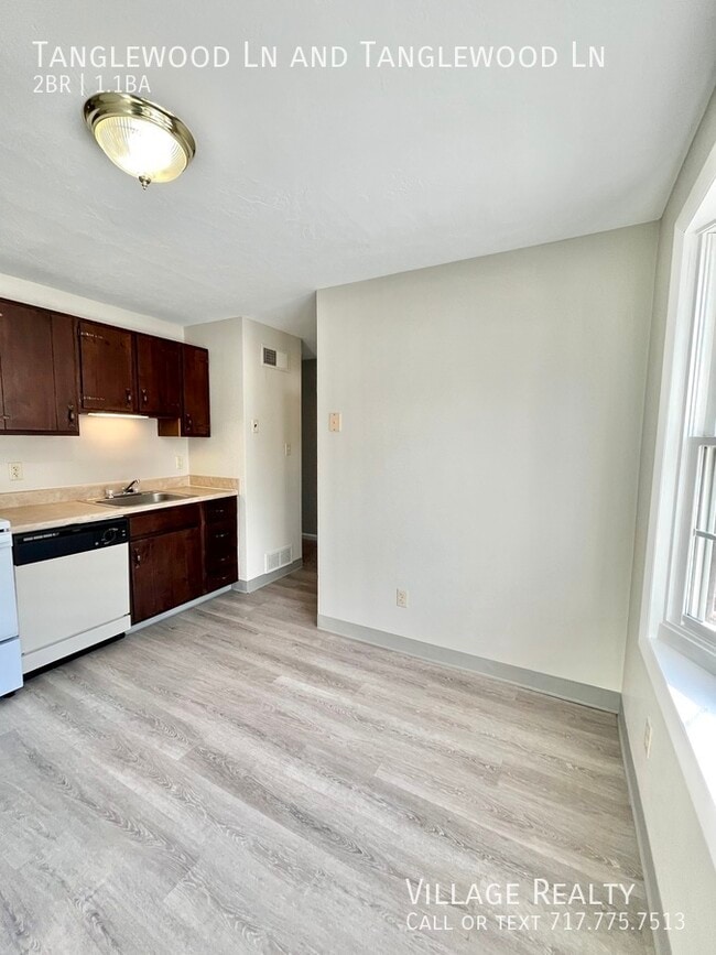 Building Photo - 442 Tanglewood Ln