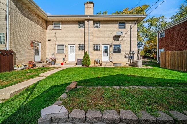 Building Photo - 27 E Thorndale Ave