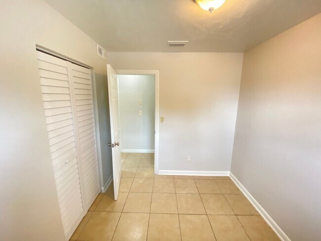 Building Photo - 601 Encino Way