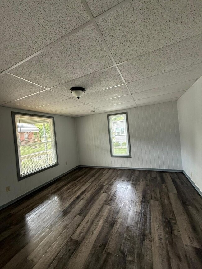 Building Photo - Nicely updated and spacious 3 bedroom hous...