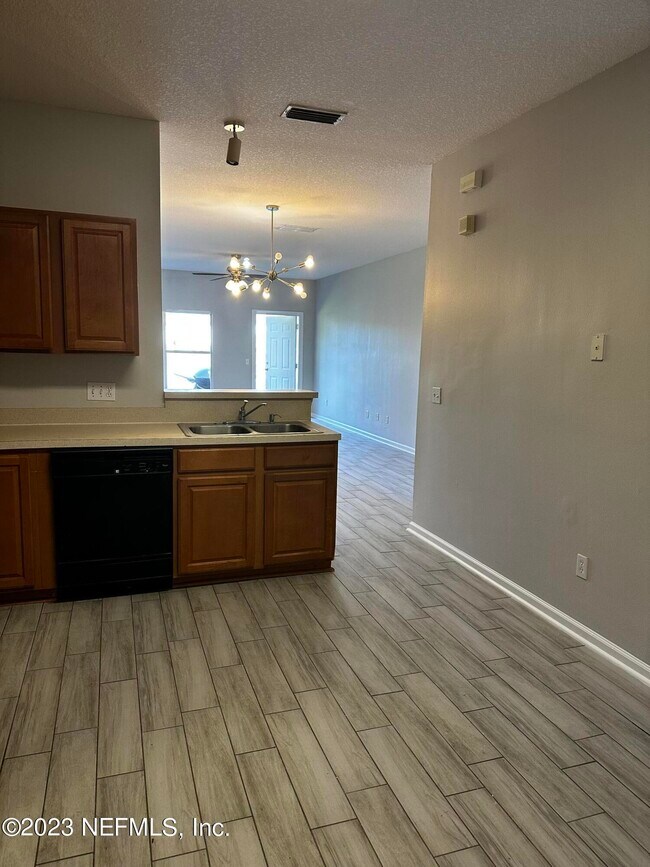 Building Photo - 559 Southbranch Dr