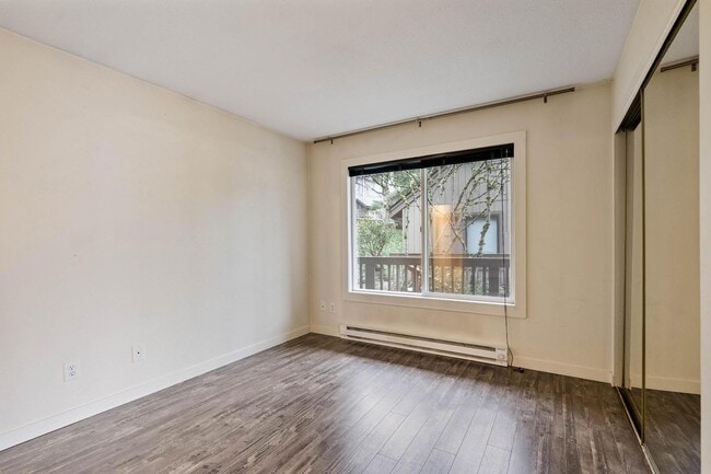 Building Photo - Spacious 1-bdrm/1-bath condo in quiet neighborhood. Balcony, 2 parking spaces, fireplace, hot tub...