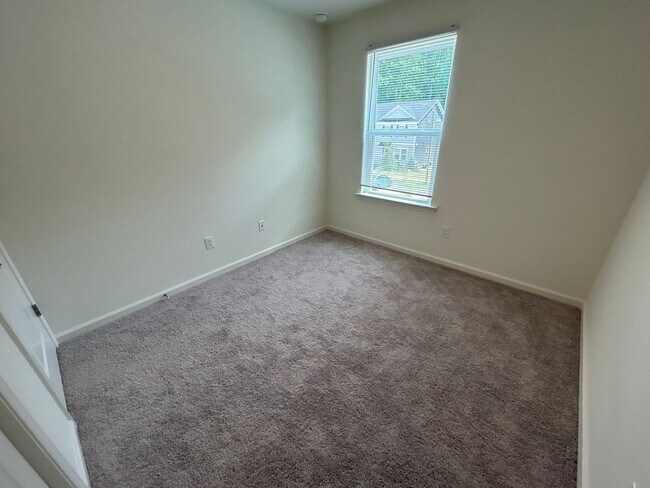 Building Photo - 3 Bedroom | 2.5 Bathroom End Unit Raleigh ...
