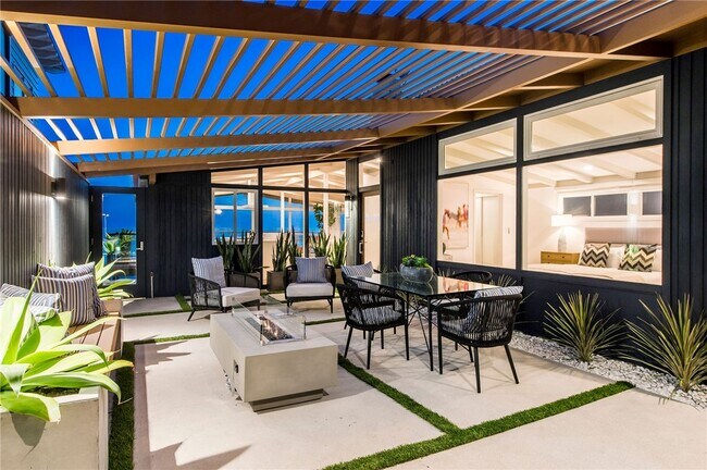 Building Photo - 816 The Strand