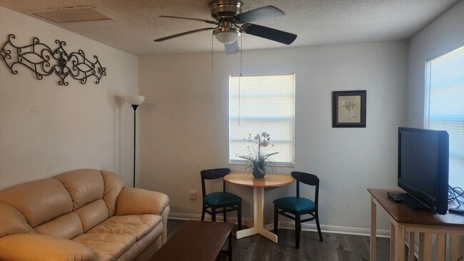 Building Photo - Byron Ellinor