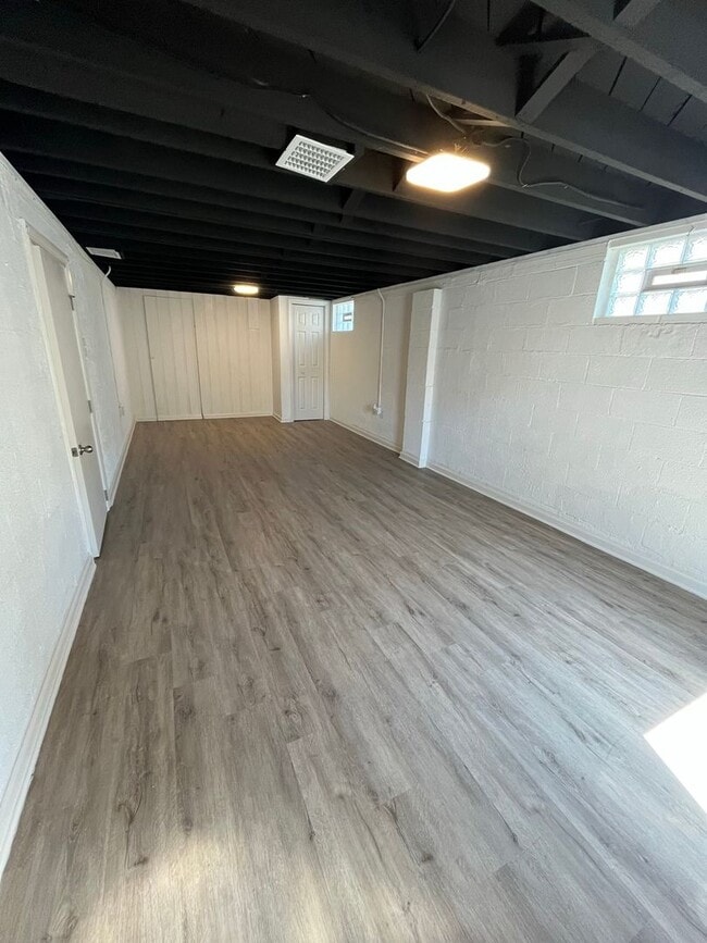 Building Photo - 3 Bedroom, 2 Bathroom Home With Garage Available for Pre-Lease!