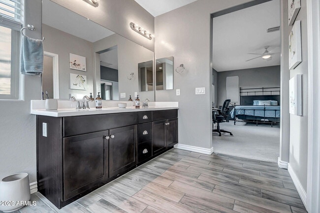 Building Photo - 517 E Balao Dr