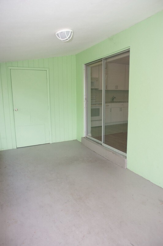 Building Photo - 2 Bedroom Duplex in Naples Park - Annual Rental