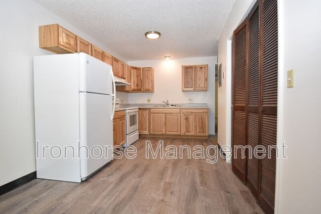Building Photo - 411 N 16th Ave