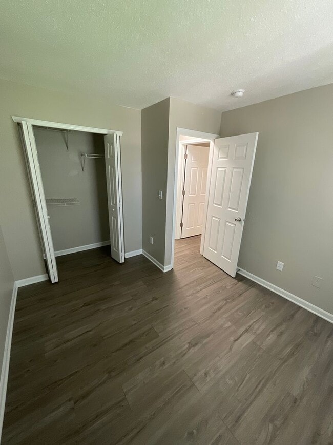 Building Photo - 3 Bed 1.5 Bath